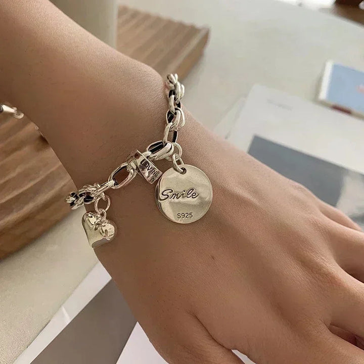 Elegantes, rebellisches Damen Manschettenarmband 'Punk Passion' in Silber im Vintage Punk-Stil. Schmuck Accessoire.