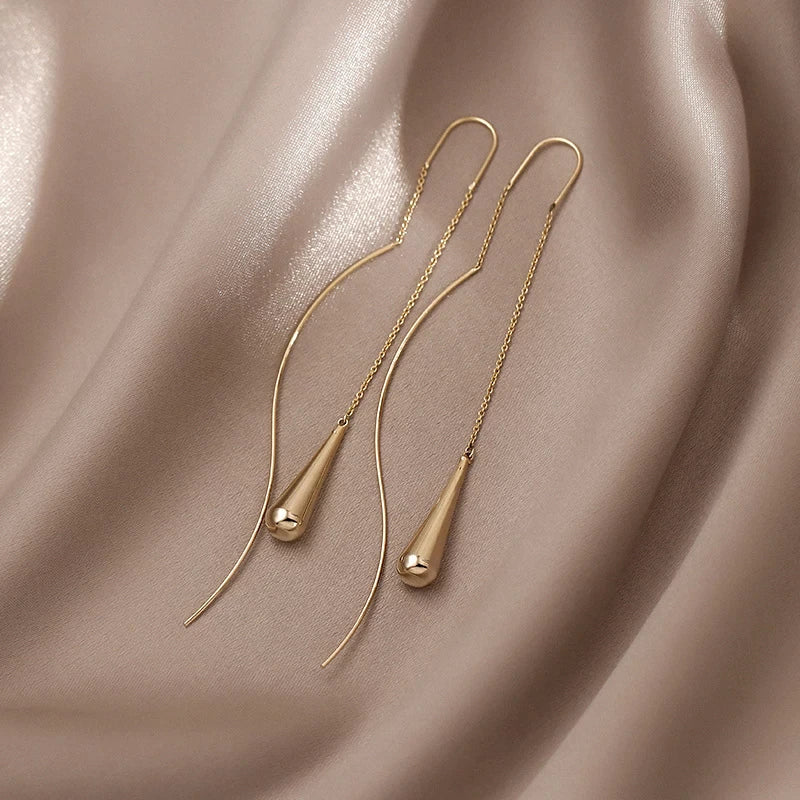 Goldene Wassertropfen-Ohrringe für Damen, eleganter Modeschmuck aus Legierung.