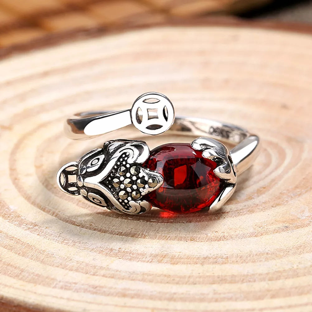 Silberfarbener Vintage Pixiu Ring mit glänzendem Granatstein, offenes Design, unisex.