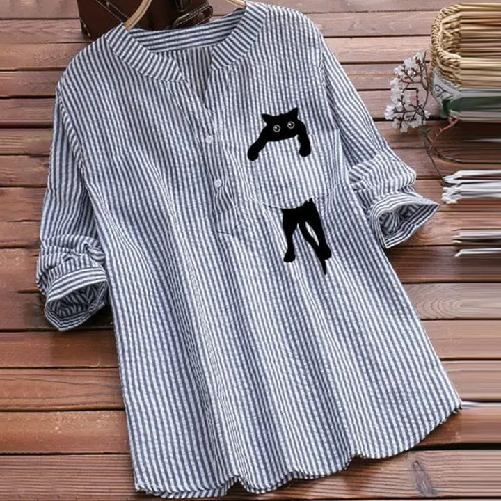 Damenbluse mit V-Ausschnitt und verspieltem Katzenprint. Lockere Freizeitbluse für den Alltag.