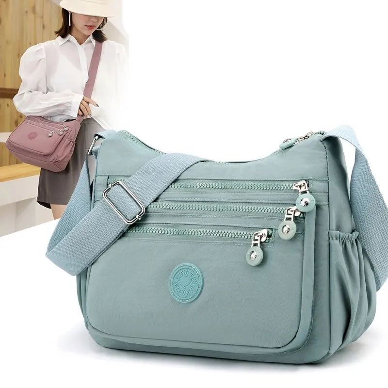Stilvolle, wasserabweisende Damen Messenger Bag für den Alltag. Perfekter Reisebegleiter & modisches Accessoire.