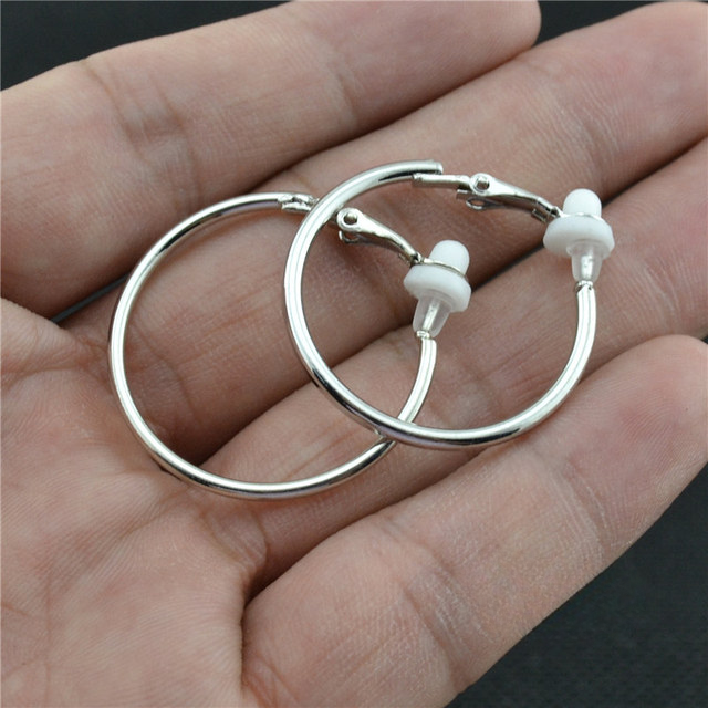 Goldene Clipohrringe, runder Schmuck; bequeme Damenaccessoires ohne Piercing, klassischer Stil.