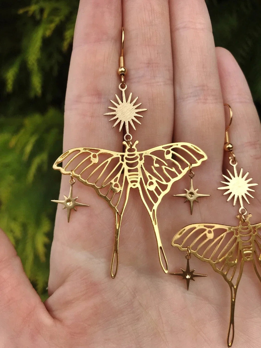 Damenschmuck: Natur-inspirierte Schmetterling-Motten Ohrringe aus Edelstahl. Perfektes Geschenk für Naturfreunde.