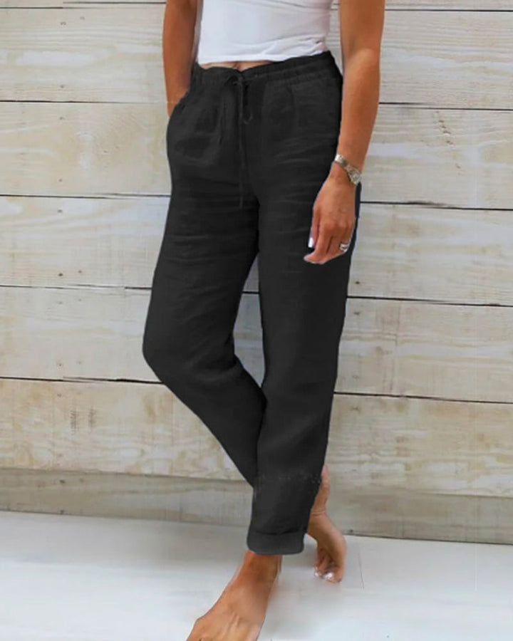 Locker geschnittene Damen Sommerhose in Weiß, bietet hohen Tragekomfort für Freizeit & entspannte Outfits.