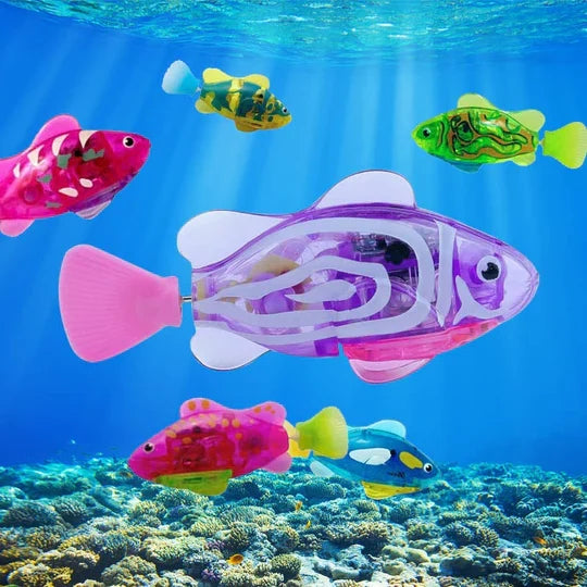 Wasserspielzeug für Katzen: Schwimmende Fischfiguren, die zum interaktiven Spielen anregen.