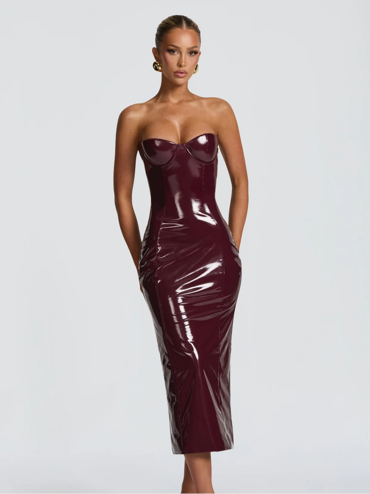 Elegantes bordeauxfarbenes Damen Abendkleid Verona. Figurbetontes bodenlanges Partykleid mit skulpturaler Silhouette.