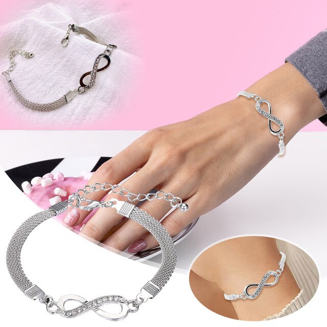 Damen Infinity-Armband aus Sterling-Silber am Handgelenk getragen. Zeitloses Silberarmband, eleganter Schmuck.