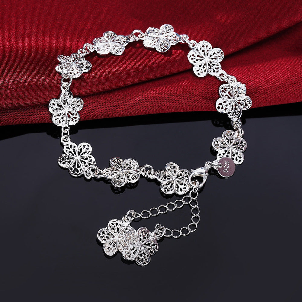 Damen Filigranes 925 Sterling Silberarmband mit zartem Blumendesign für elegante Anlässe.