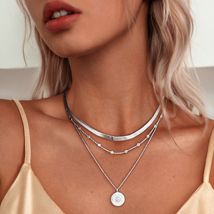 Damen-Halskette aus Sterlingsilber, dreifach und rund. Eleganter Damenschmuck.