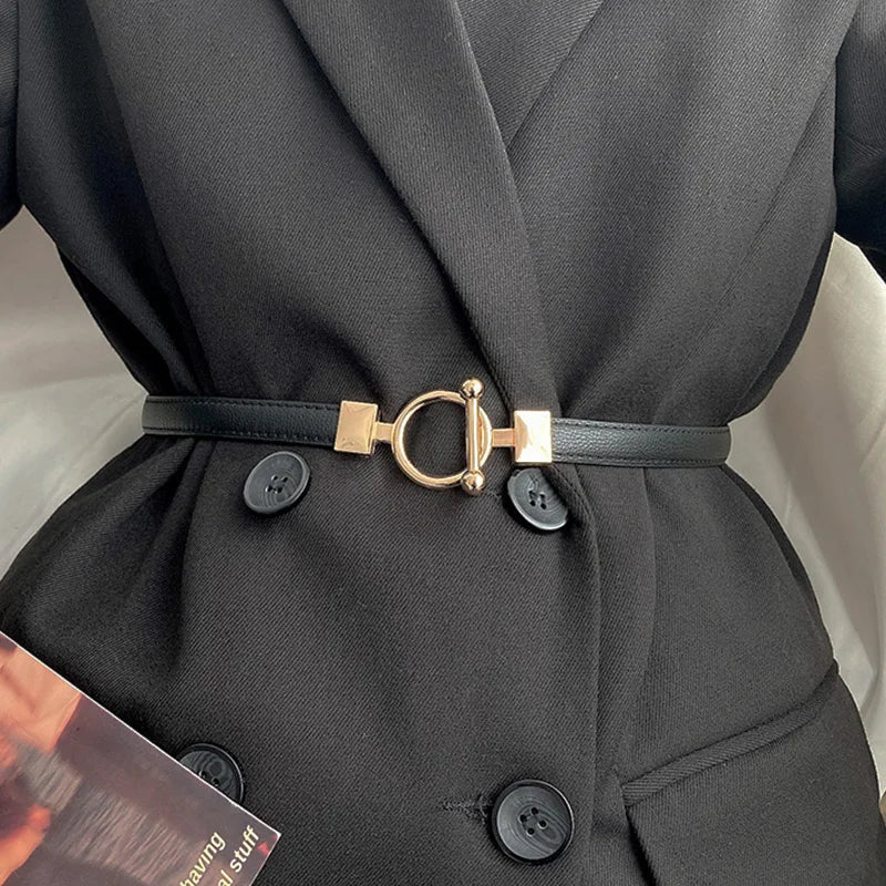 Minimalistischer Damen Gürtel in Schwarz. Stilvolles Accessoire für Hosen & Kleider.