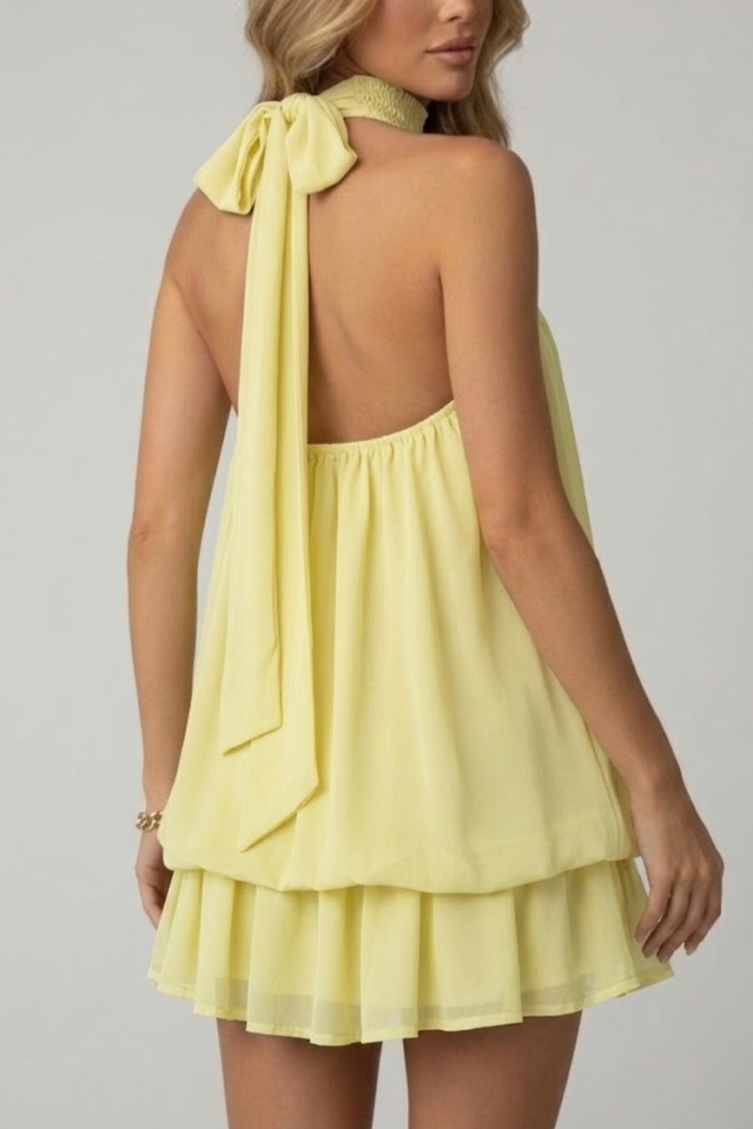 Kurzes Partykleid mit Neckholder, figurbetont, für einen glamourösen Auftritt.