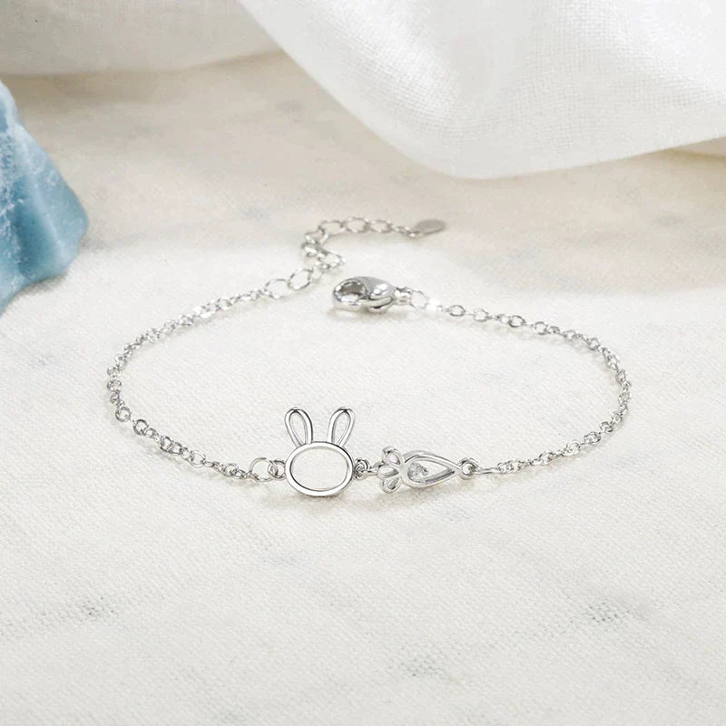 Silbernes Damenarmband mit elegantem Kaninchen-Anhänger, Glückssymbol. Max. 125 Zeichen.
