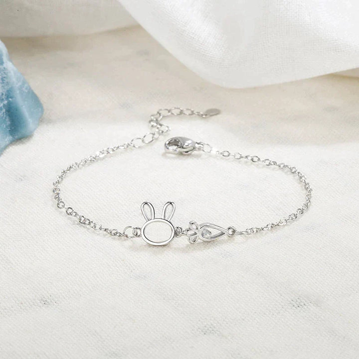 Silbernes Damenarmband mit elegantem Kaninchen-Anhänger, Glückssymbol. Max. 125 Zeichen.