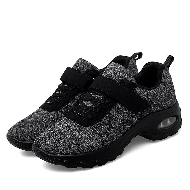 Zwei Damen Laufschuhe in verschiedenen Farben, zeigen die Vielfalt der atmungsaktiven Serie.