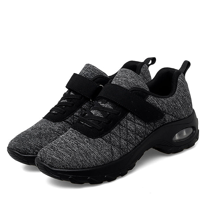 Zwei Damen Laufschuhe in verschiedenen Farben, zeigen die Vielfalt der atmungsaktiven Serie.