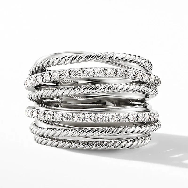 Eleganter Zirkonia Silberring für Damen, ideal als stilvolles Büro-Accessoire oder glänzendes Geschenk.