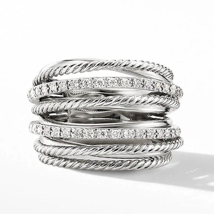 Eleganter Zirkonia Silberring für Damen, ideal als stilvolles Büro-Accessoire oder glänzendes Geschenk.