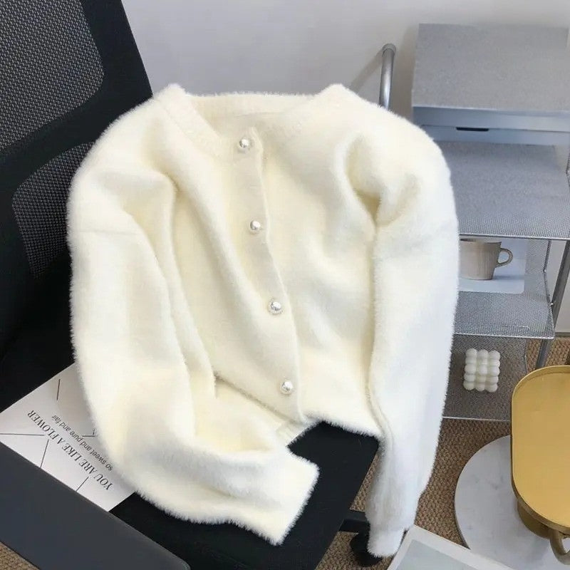 Elegante Damen Strickweste mit Rundhalsausschnitt für den Herbst. Gemütliche Übergangszeit Mode für Frauen.