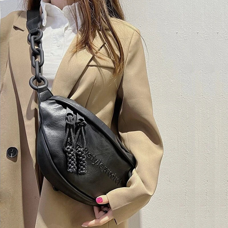 Stilvolle Damen Brusttasche. Praktisches Modeaccessoire für freihändige Nutzung im Alltag und auf Reisen.