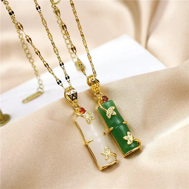 Rechteckige Unisex-Halskette mit grünem Jade-Amulett, symbolisiert Harmonie und Glück. Eleganter, minimalistischer Schmuck.