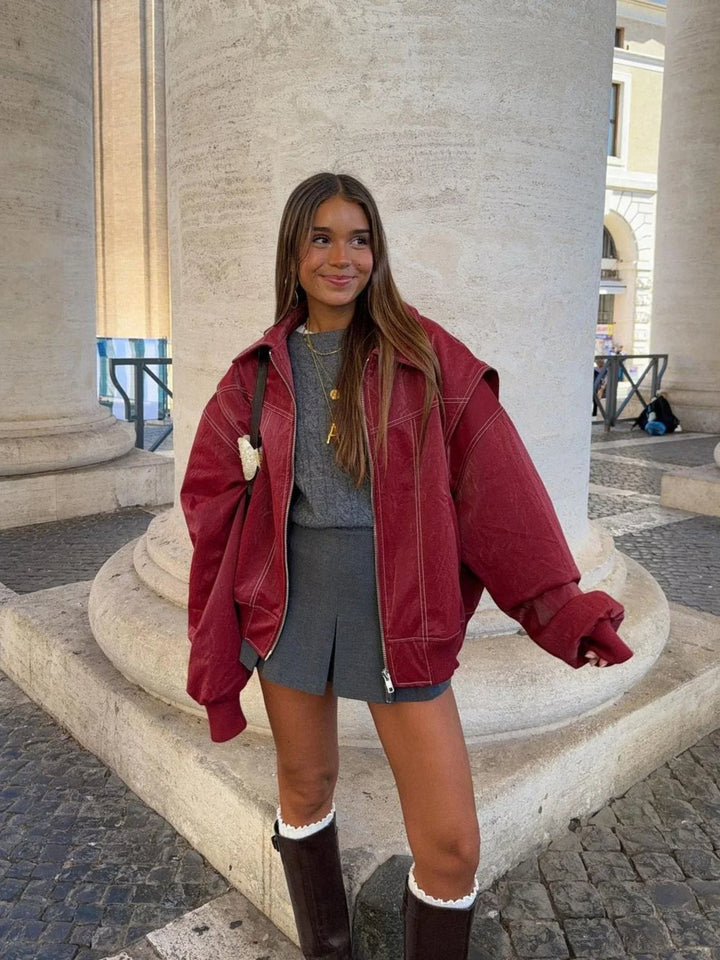 Rote Oversized Damen Bomberjacke für coolen Streetwear-Look. Perfekte stylische Übergangsjacke.