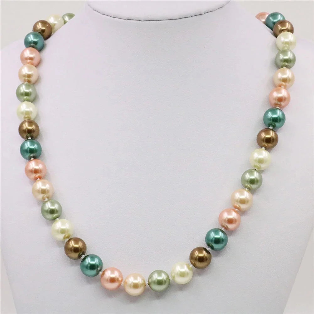 Elegante Damen Perlenkette aus Edelstahl mit runden Zuchtperlen. Zeitloser Perlenschmuck als stilvolles Accessoire.