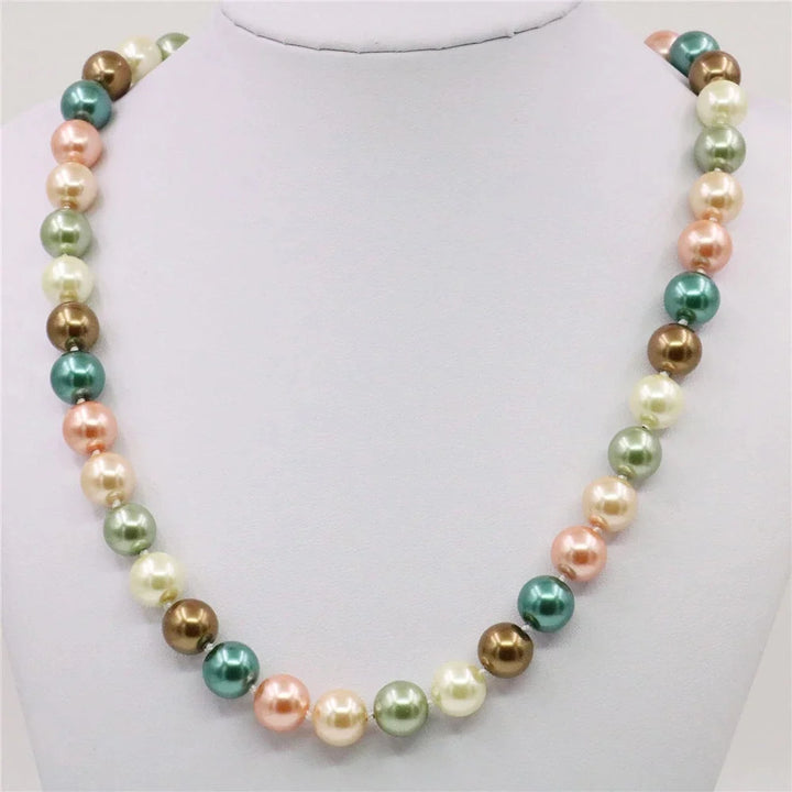 Elegante Damen Perlenkette aus Edelstahl mit runden Zuchtperlen. Zeitloser Perlenschmuck als stilvolles Accessoire.