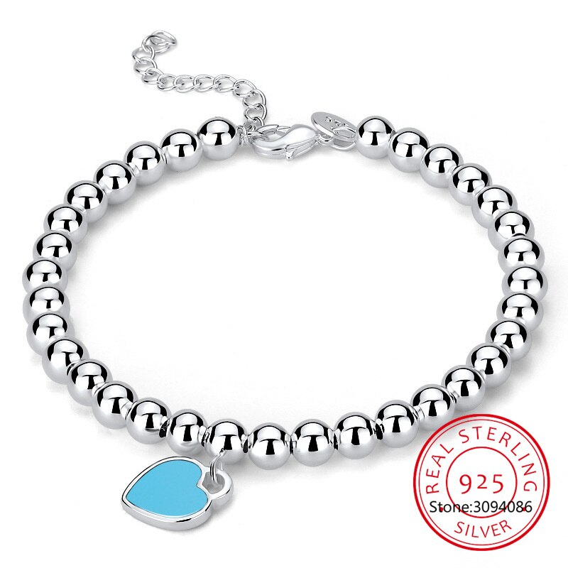 Detailansicht des Damen Armbands aus 925er Silber, featuring Perlen und ein glänzendes Herz-Design.