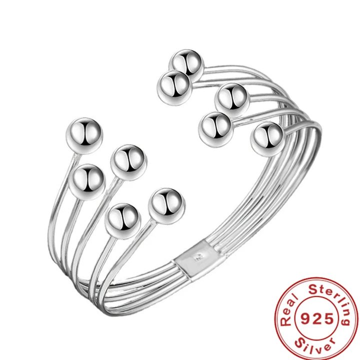 Elegantes Damen Armband offen, mit glänzenden Silberperlen. Verstellbares Schmuck-Accessoire für Frauen.