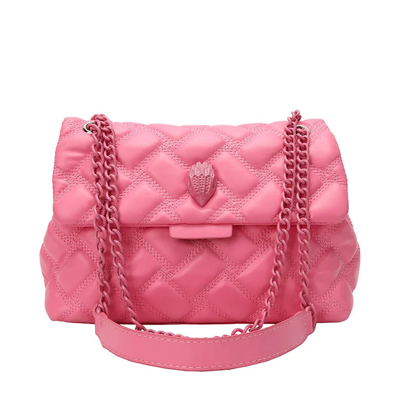 Modische Damen Handtasche mit Steppmuster und Metall-Akzenten.
