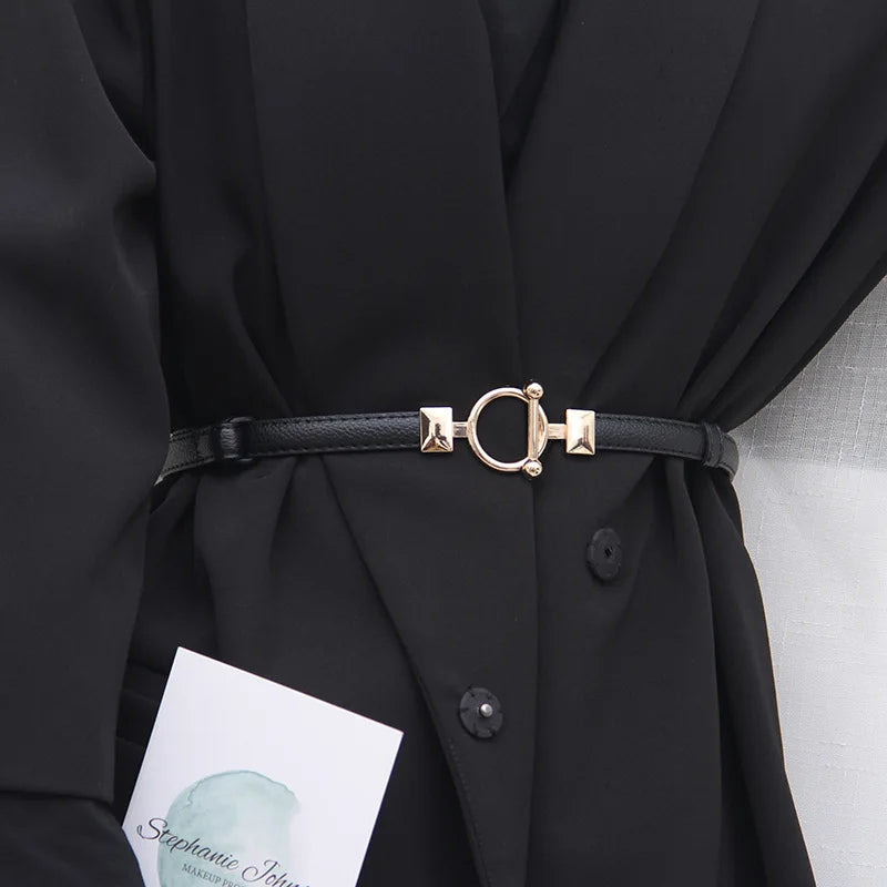 Schlanker minimalistischer Damengürtel. Vielseitiges Accessoire für Hosen, Röcke & Kleider.