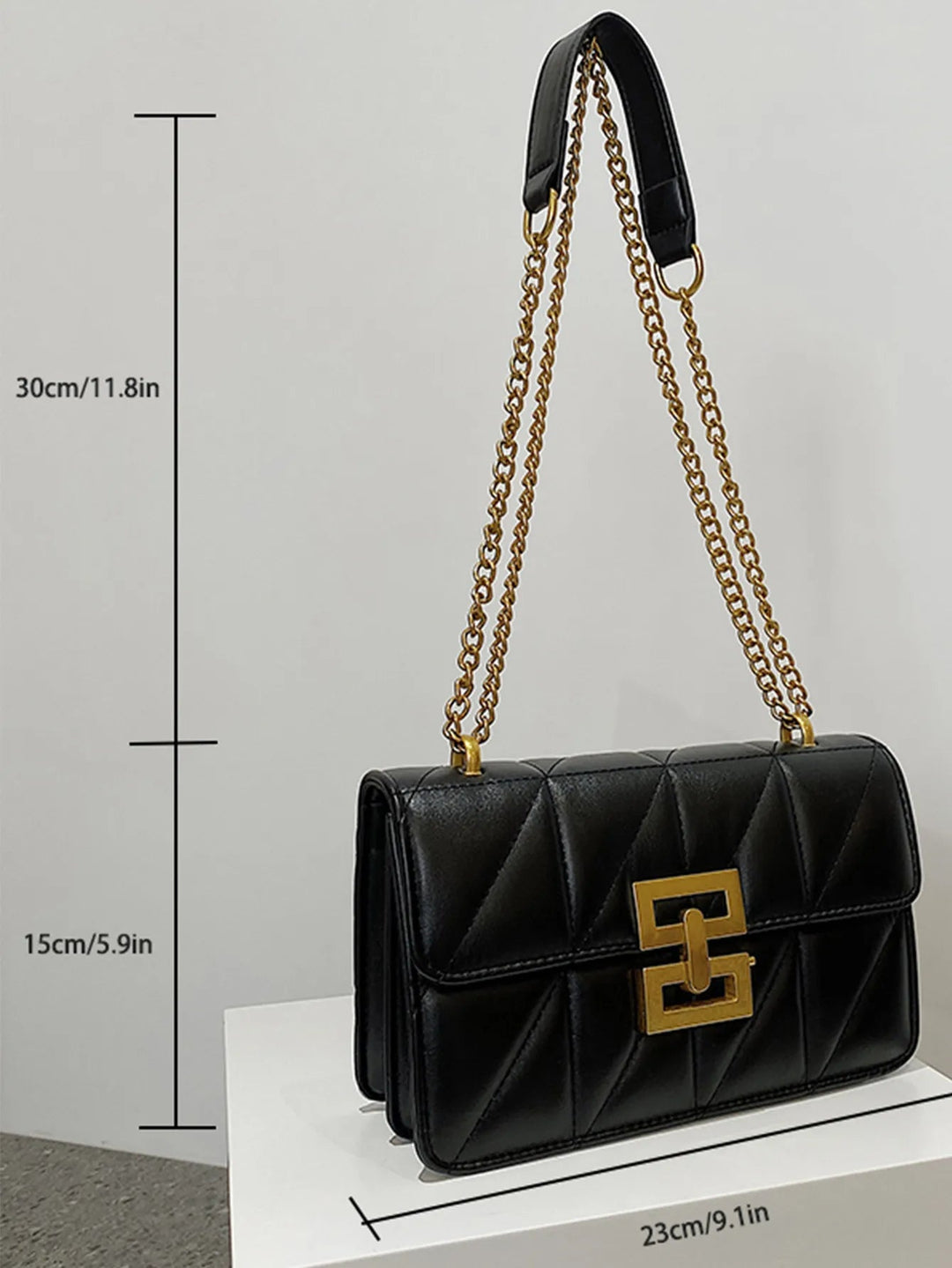 Luxuriöse schwarze Damen Handtasche mit auffälliger Diamantprägung, eine elegante Umhängetasche mit Kette.