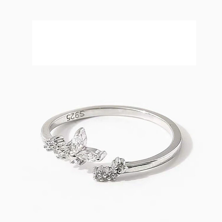 Eleganter verstellbarer Damen Silberring mit glänzendem Zirkonia Schmetterling Motiv.