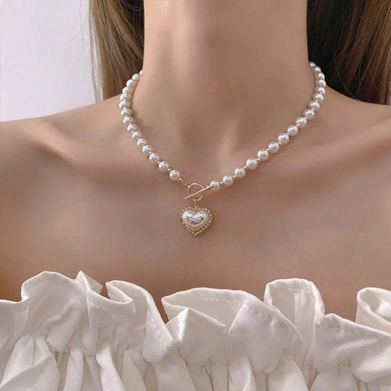 Schmuck Damen: Perlenhalsband mit zarten Schmetterling & Herz Anhängern. Klassisches, elegantes Accessoire.