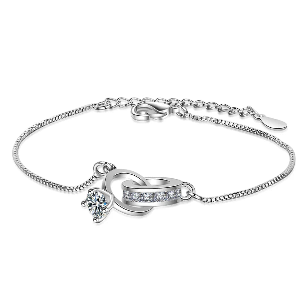 Glänzendes Damen Silberarmband mit Ehering-Anhänger & funkelndem Zirkon. Elegant & verstellbar.