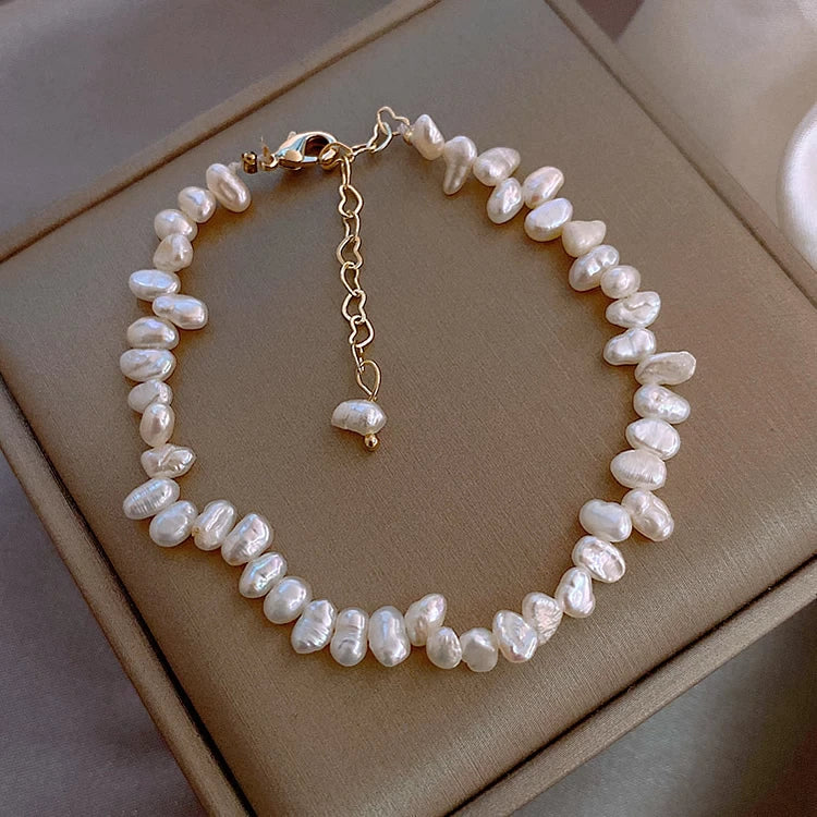 Elegantes Damen Süßwasserperlen Armband mit vergoldeten Elementen, für zeitlose Eleganz und Stil.
