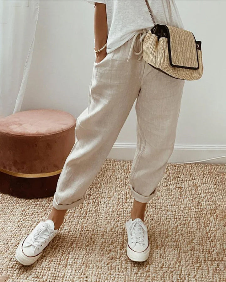 Elegante Damen Sommerhose, weit geschnitten, hoch tailliert, aus leichtem, atmungsaktivem Stoff in Unifarbe.