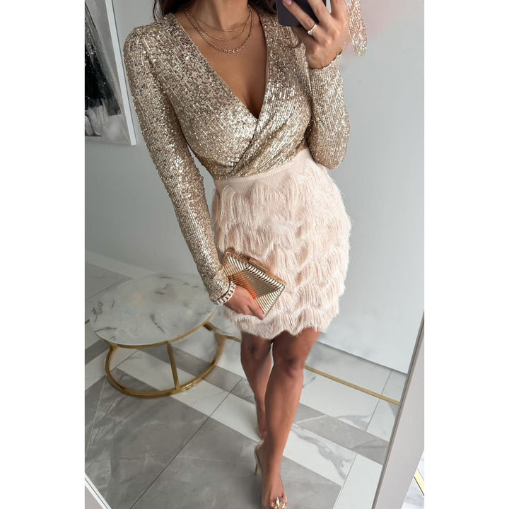 Damen Langarm Glitzer Minikleid mit Fransen in dynamischer Bewegung. Perfekt als festliches Tanz- oder Abendkleid.