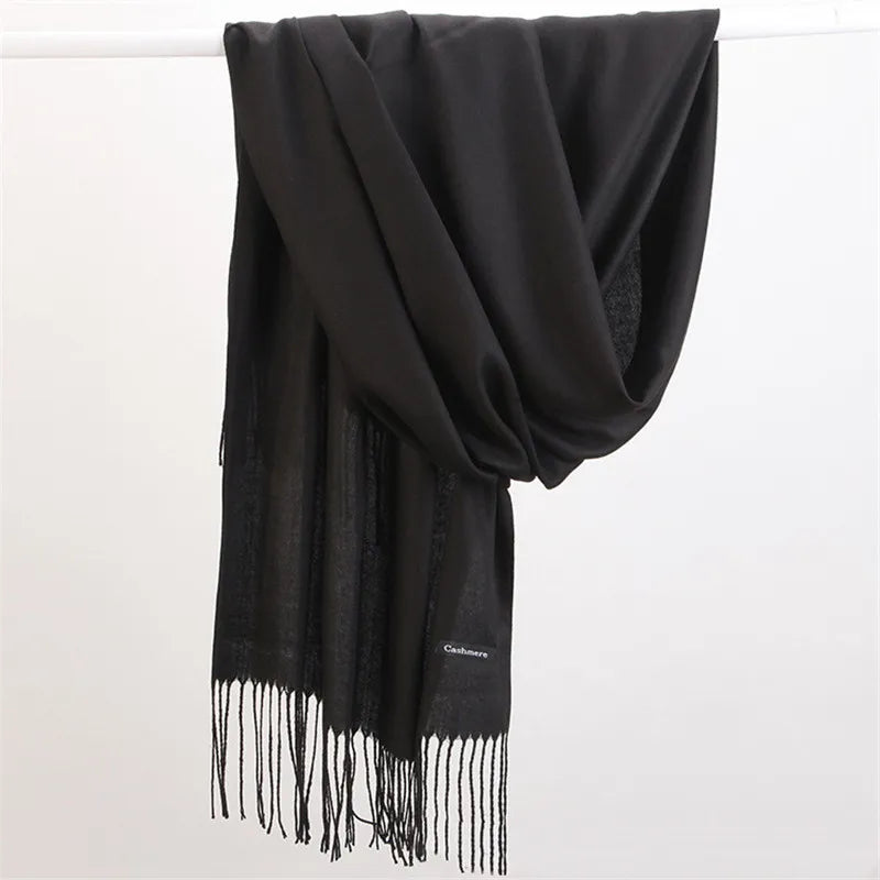 Eleganter Damen-Winterschal, unifarben & kuschelig warm. Ideal für stilvolle Winter-Outfits.