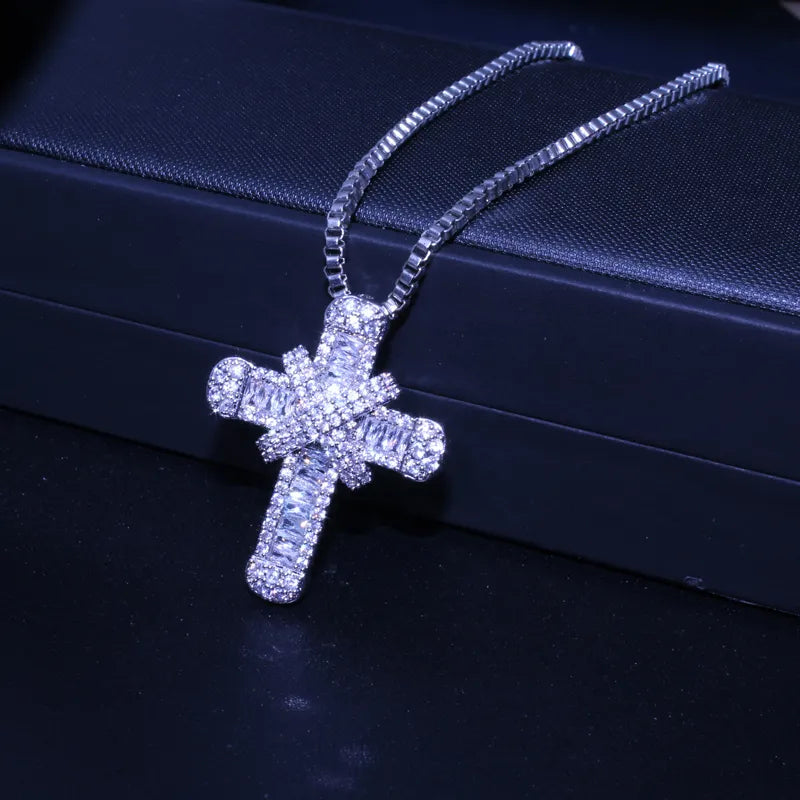 Funkelnde Zirkonia-Kreuz-Halskette für Frauen, ein elegantes Statement-Schmuckstück.