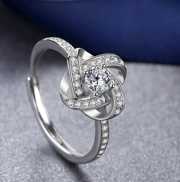 Eleganter Damen Liebesknotenring aus Edelstahl, rhodiniert in Weißgold-Optik, symbolisiert ewige Verbundenheit.