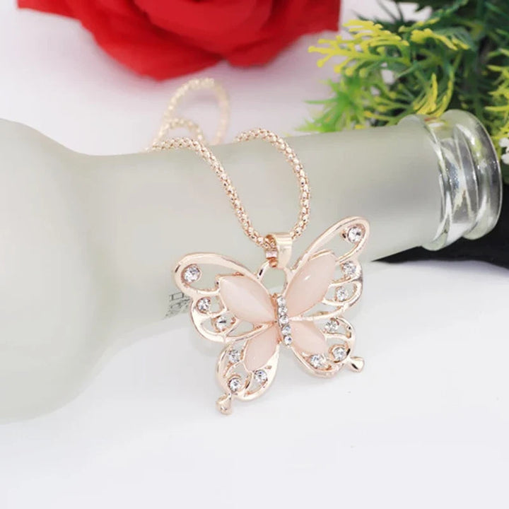 Elegante Damen Roségold-Halskette mit schimmerndem Opal-Schmetterling, symbolisiert Neuanfang & Eleganz.