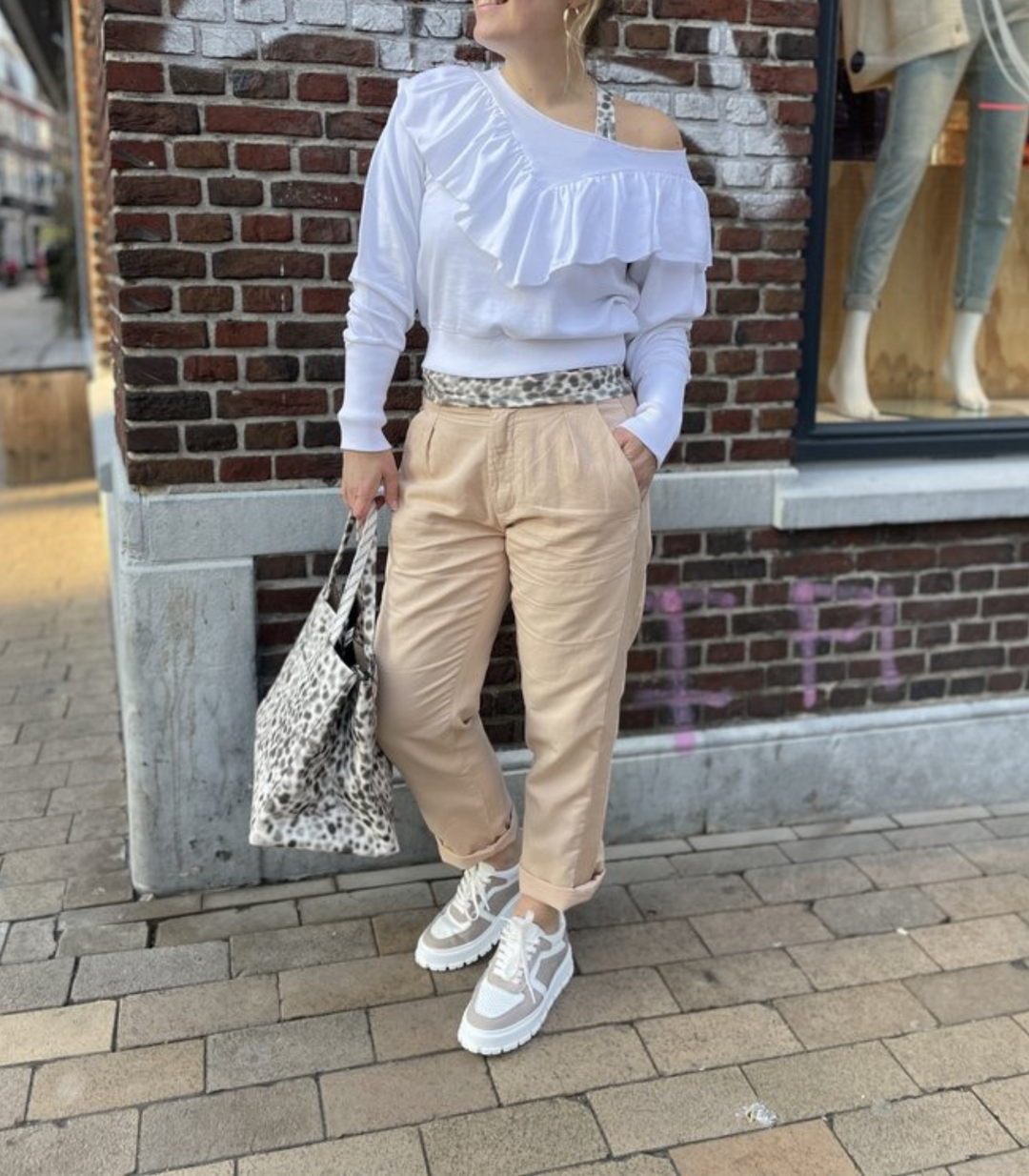 Weiße Oversize Damenbluse, locker und bequem, perfekt für Casual Chic Frühlings- und Herbstoutfits.