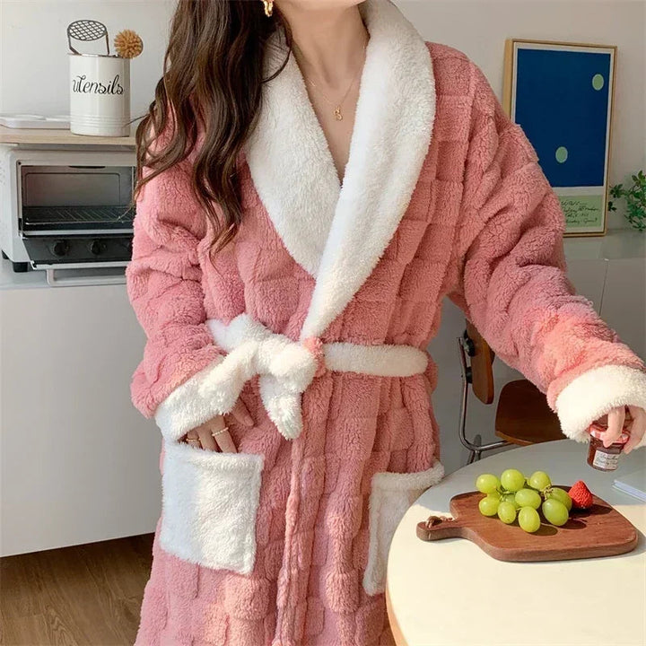 Kuscheliger Damen Bademantel, warm und weich, perfekt als Morgenmantel oder Loungewear für entspannte Stunden.