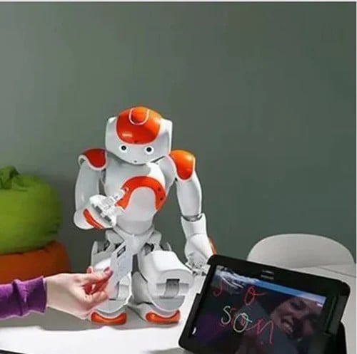 Interaktiver Roboter für Kinder, der auf Gesten reagiert, mit Musik, Lichtern und Tanzfunktionen.