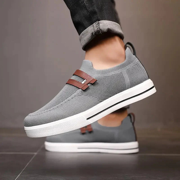Frontale Ansicht bequemer Herren Slip-On Freizeitschuhe, atmungsaktiv & schnürsenkellos.