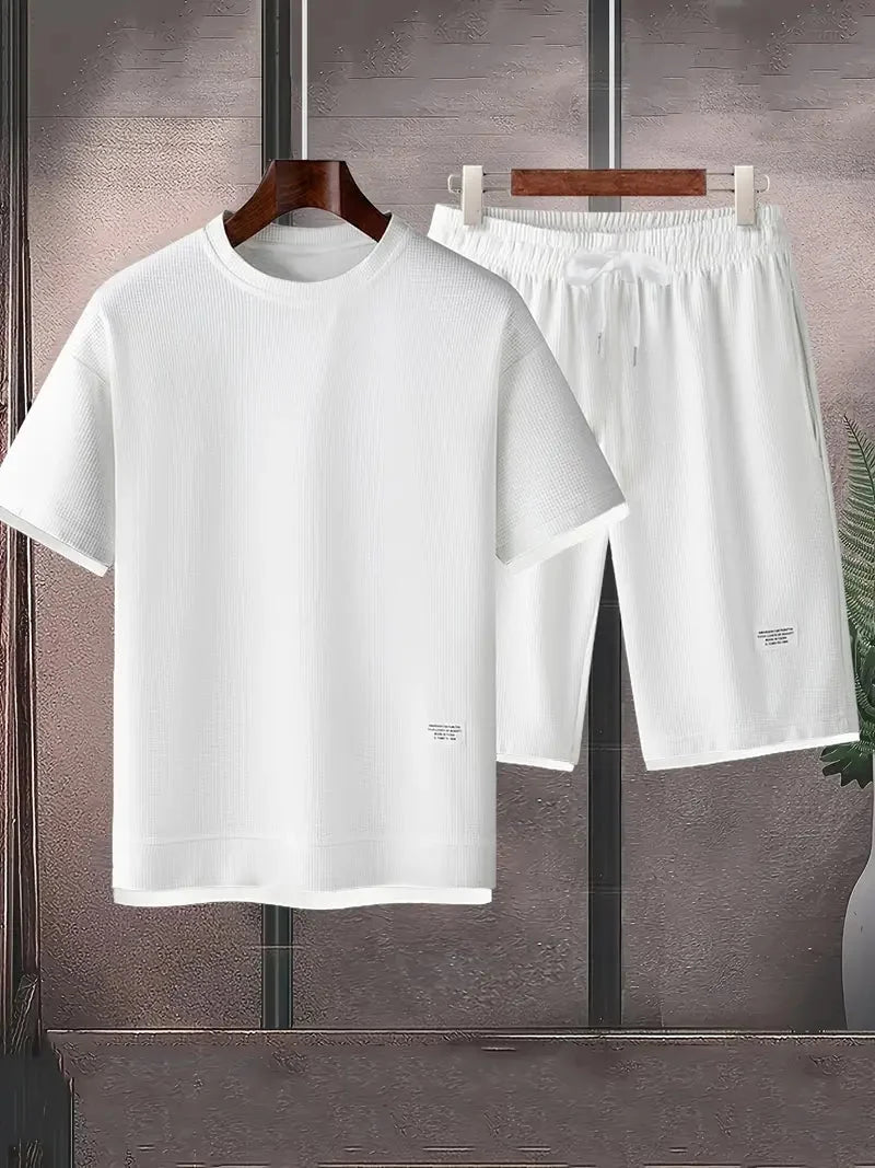 Lässiges Herren Waffelstrick Set: atmungsaktives T-Shirt & Shorts, perfekt für Freizeit.