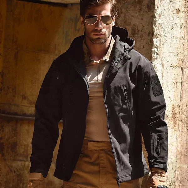 Detailansicht der taktischen Herren Outdoorjacke. Strapazierfähige Softshell-Qualität für optimalen Wetterschutz.