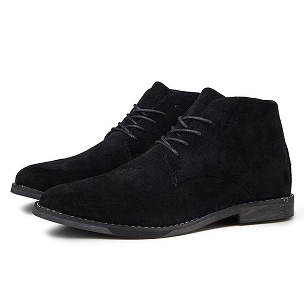 Herren Halbschuhe am Fuß getragen, bequeme Schnürschuhe, passend zu Business- oder Freizeit-Outfits. Stilvoll.