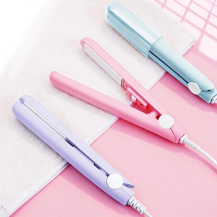 Tragbarer Mini Haarglätter und Lockenstab, ideal als Reise Glätteisen für schnelle Frisuren unterwegs.